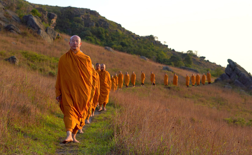 Thầy Thích Trúc Thái Minh dẫn đầu Tăng đoàn tu hành miên mật hạnh đầu đà như thời Đức Phật còn tại thế (hình ảnh chư Tăng tu tập trong rừng năm 2020)