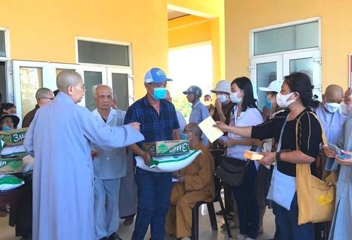 Đoàn từ thiện trao quà cho các hội viên người mù
